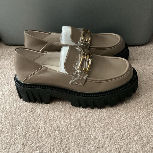 Stylish Loafers with Gold Accent - Picture 2 of 7